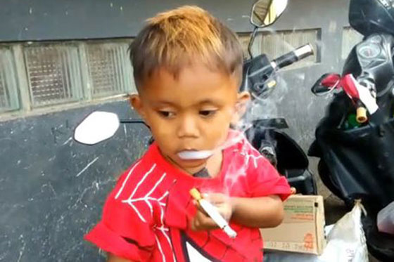  طفل اندونيسي عمره عامان يدخّن 40 سيجارة يومياً.. فيديو وصور صورة رقم 7