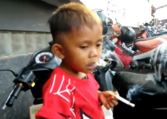  طفل اندونيسي عمره عامان يدخّن 40 سيجارة يومياً.. فيديو وصور صورة رقم 8