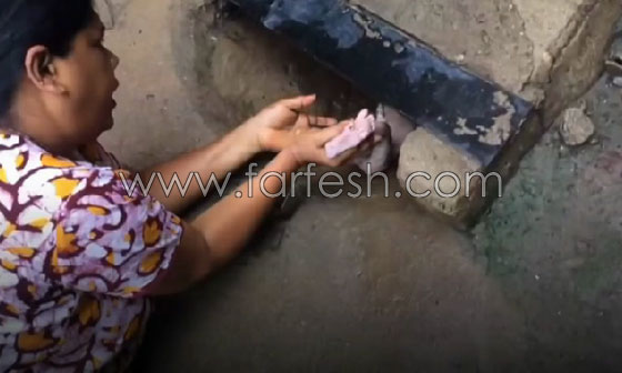 امرأة هندية تنقذ طفلاً حديث الولادة من الصرف الصحي.. فيديو صادم صورة رقم 1