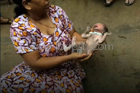 امرأة هندية تنقذ طفلاً حديث الولادة من الصرف الصحي.. فيديو صادم صورة رقم 4