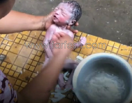 امرأة هندية تنقذ طفلاً حديث الولادة من الصرف الصحي.. فيديو صادم صورة رقم 5