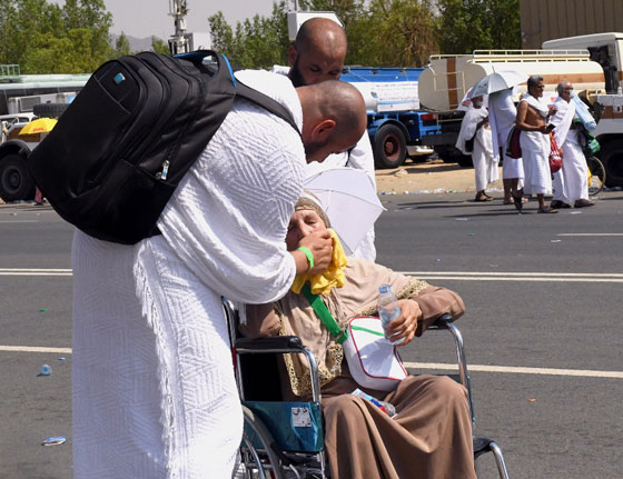 صور معبرة: حاج جزائري يخفف عن والدته المسنة لهيب الشمس صورة رقم 2