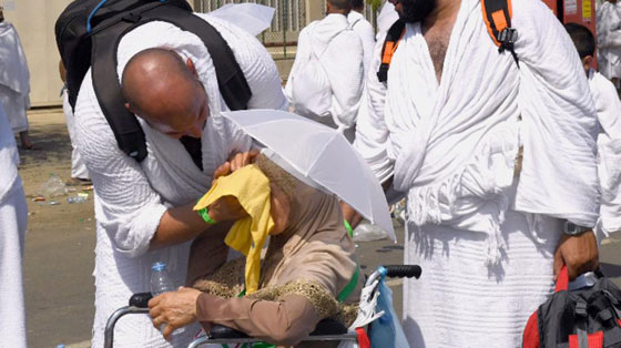 صور معبرة: حاج جزائري يخفف عن والدته المسنة لهيب الشمس صورة رقم 3