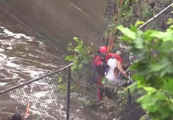 فيديو عملية إنقاذ رجل غامر بحياته لاستعادة هاتفه الذي سقط في نهر !! صورة رقم 1