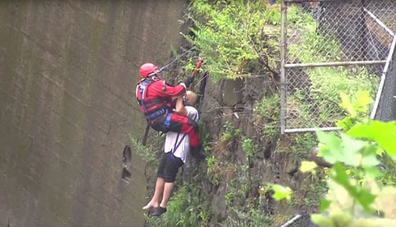 فيديو عملية إنقاذ رجل غامر بحياته لاستعادة هاتفه الذي سقط في نهر !! صورة رقم 2