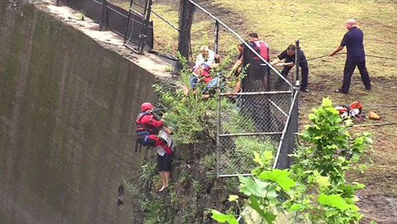 فيديو عملية إنقاذ رجل غامر بحياته لاستعادة هاتفه الذي سقط في نهر !! صورة رقم 4