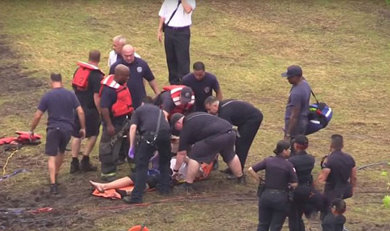 فيديو عملية إنقاذ رجل غامر بحياته لاستعادة هاتفه الذي سقط في نهر !! صورة رقم 6
