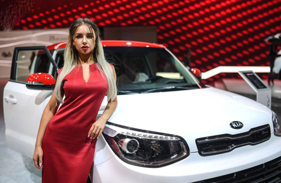 عارضات أزياء تمثلن السيارات الفاخرة الروسية في معرض موسكو للسيارات صورة رقم 4