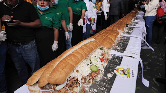 بالفيديو والصور.. أكبر وأطول ساندويتش في العالم طوله 70 مترا في المكسيك صورة رقم 1