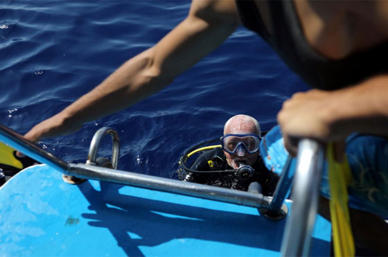فيديو وصور: عجوز بريطاني (95 عاما) يحطم الرقم القياسي في الغوص صورة رقم 3