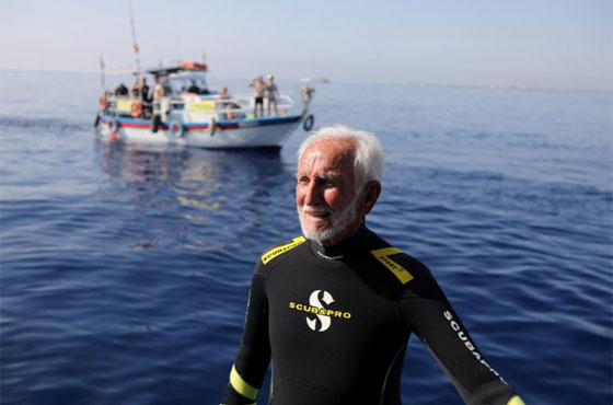 فيديو وصور: عجوز بريطاني (95 عاما) يحطم الرقم القياسي في الغوص صورة رقم 4