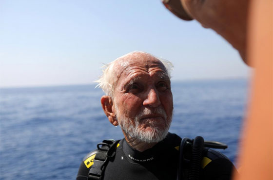 فيديو وصور: عجوز بريطاني (95 عاما) يحطم الرقم القياسي في الغوص صورة رقم 9