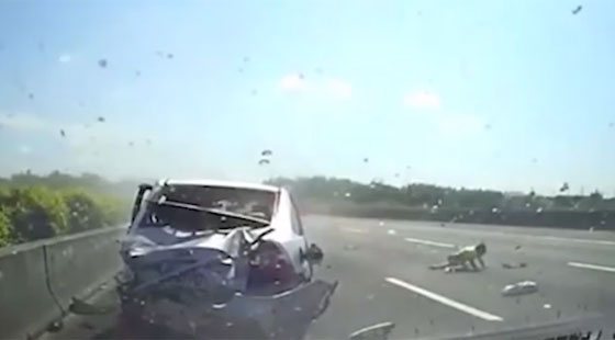 فيديو مروع.. طفل يطير من سيارة انقلبت في حادث ويرتمى على الطريق السريع! صورة رقم 1