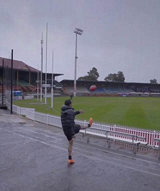 فيديو مذهل.. لاعب كرة قدم أسترالي يضرب البرق بكرته صورة رقم 1