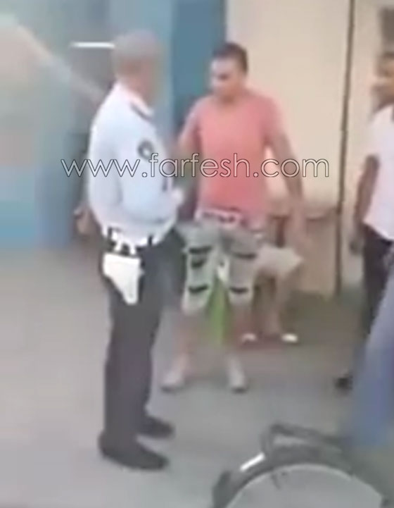 بالفيديو.. شاب تونسي يضرب شرطياً ويقتلع الشارة الحاملة لرتبته بالشارع! صورة رقم 2