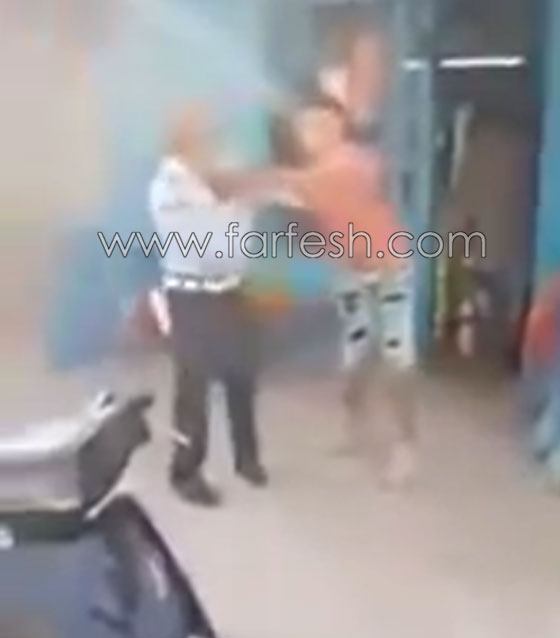 بالفيديو.. شاب تونسي يضرب شرطياً ويقتلع الشارة الحاملة لرتبته بالشارع! صورة رقم 3