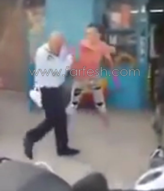 بالفيديو.. شاب تونسي يضرب شرطياً ويقتلع الشارة الحاملة لرتبته بالشارع! صورة رقم 4