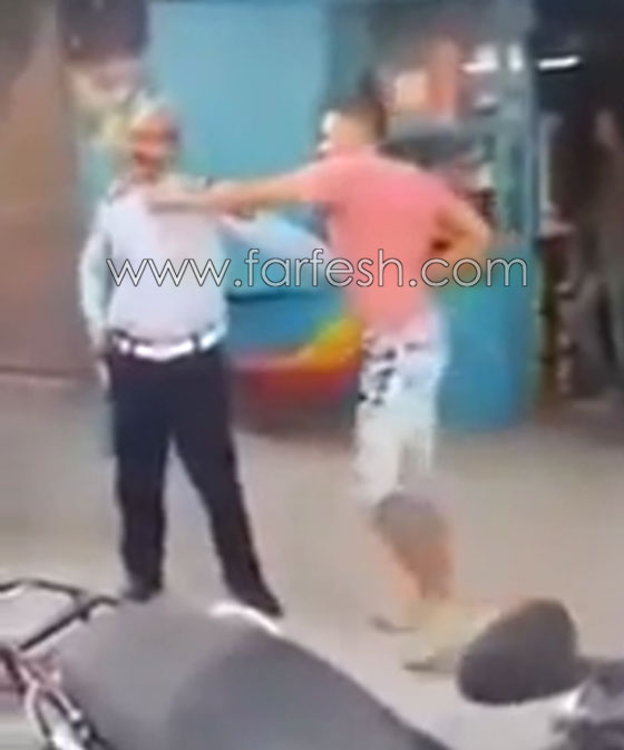 بالفيديو.. شاب تونسي يضرب شرطياً ويقتلع الشارة الحاملة لرتبته بالشارع! صورة رقم 1