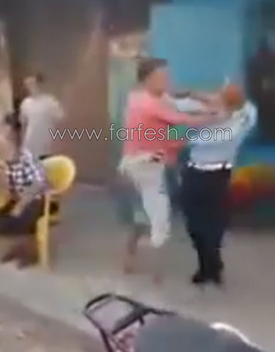 بالفيديو.. شاب تونسي يضرب شرطياً ويقتلع الشارة الحاملة لرتبته بالشارع! صورة رقم 6