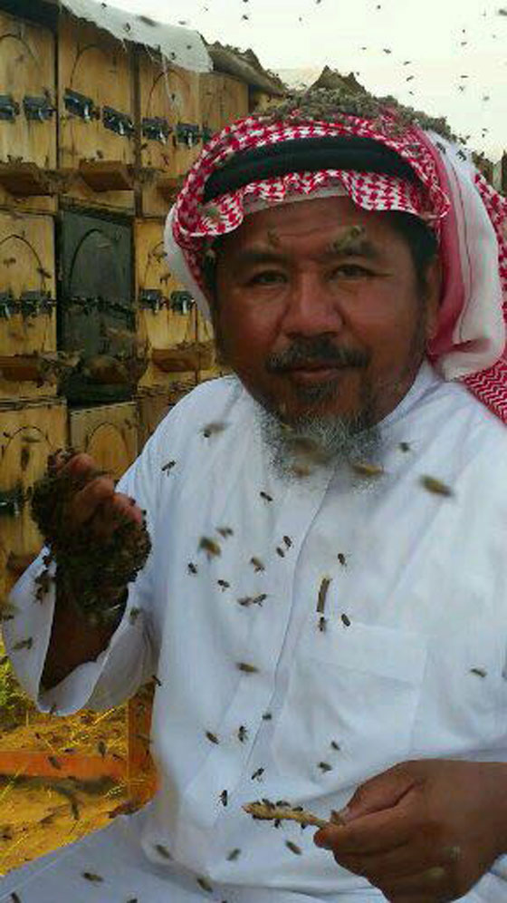 صور: سعودي يحاول دخول موسوعة غينيس بوقوف 100 كيلو من النحل على جسمه! صورة رقم 10