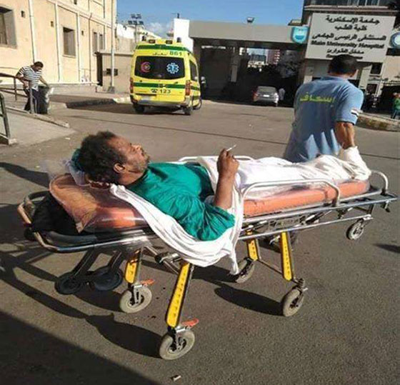 بالصور: مريض مصري يدخن سيجارة خلال حمله على نقالة المستشفى! صورة رقم 1