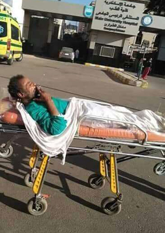 بالصور: مريض مصري يدخن سيجارة خلال حمله على نقالة المستشفى! صورة رقم 2