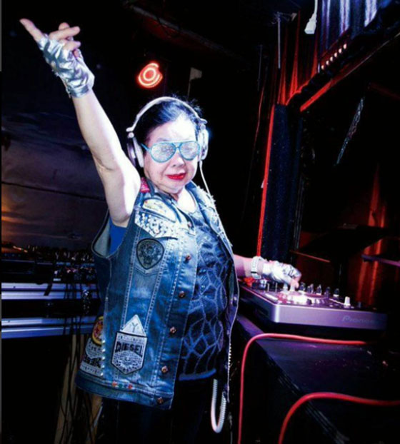 بالفيديو والصور: يابانية عمرها 83 عاما تعمل DJ ودخلت موسوعة (غينيس)  صورة رقم 10