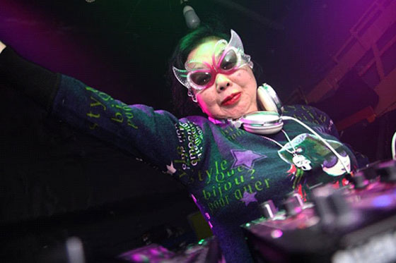 بالفيديو والصور: يابانية عمرها 83 عاما تعمل DJ ودخلت موسوعة (غينيس)  صورة رقم 11