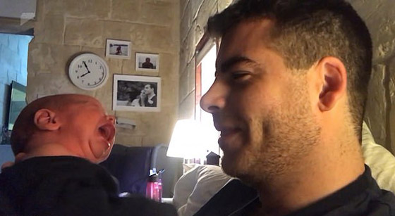 فيديو طريف.. أب يبتكر طريقة جديدة لإسكات بكاء طفله الرضيع صورة رقم 1