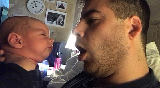 فيديو طريف.. أب يبتكر طريقة جديدة لإسكات بكاء طفله الرضيع صورة رقم 3