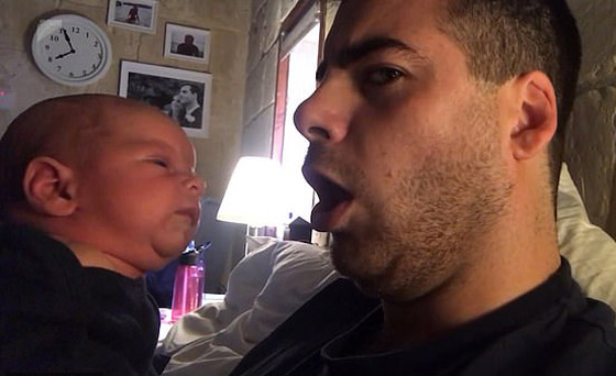 فيديو طريف.. أب يبتكر طريقة جديدة لإسكات بكاء طفله الرضيع صورة رقم 4