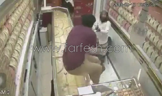فيديو: شجاعة صاحب محل ذهب في صد عصابة لصوص مسلحة في اليمن صورة رقم 3