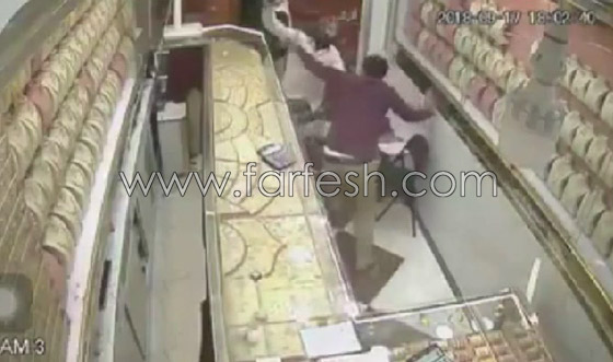 فيديو: شجاعة صاحب محل ذهب في صد عصابة لصوص مسلحة في اليمن صورة رقم 4