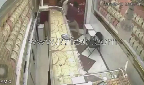 فيديو: شجاعة صاحب محل ذهب في صد عصابة لصوص مسلحة في اليمن صورة رقم 5