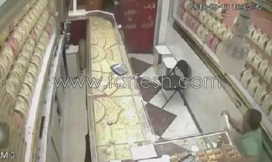 فيديو: شجاعة صاحب محل ذهب في صد عصابة لصوص مسلحة في اليمن صورة رقم 6