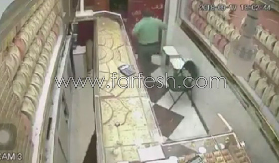 فيديو: شجاعة صاحب محل ذهب في صد عصابة لصوص مسلحة في اليمن صورة رقم 7