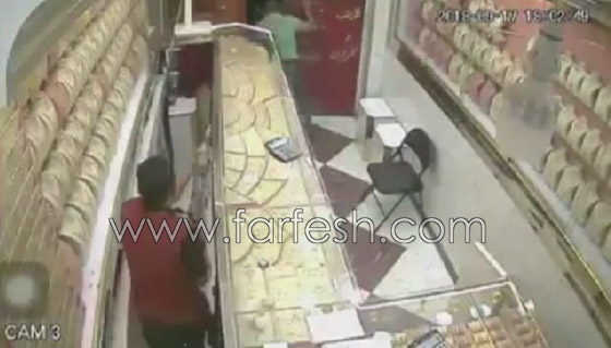 فيديو: شجاعة صاحب محل ذهب في صد عصابة لصوص مسلحة في اليمن صورة رقم 8