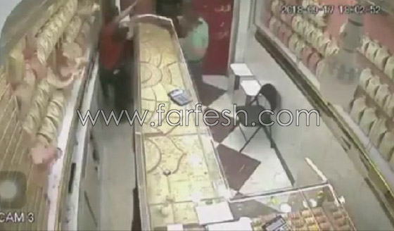 فيديو: شجاعة صاحب محل ذهب في صد عصابة لصوص مسلحة في اليمن صورة رقم 9
