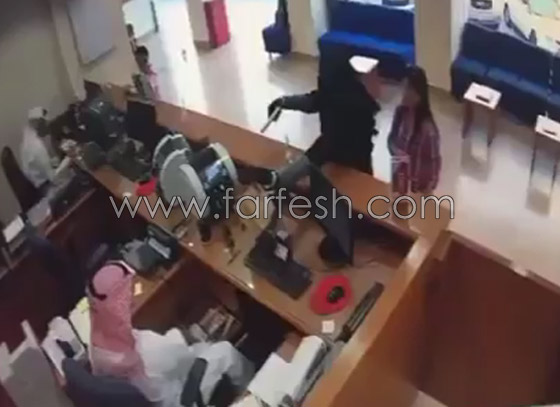 بالفيديو.. سطو مسلح على بنك في الكويت بنقاب وعباية ومسدس لعبة مزيف! صورة رقم 1