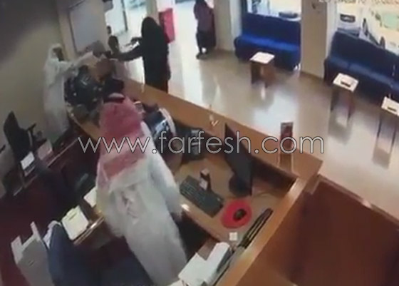 بالفيديو.. سطو مسلح على بنك في الكويت بنقاب وعباية ومسدس لعبة مزيف! صورة رقم 5