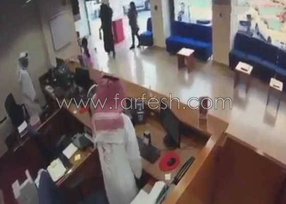 بالفيديو.. سطو مسلح على بنك في الكويت بنقاب وعباية ومسدس لعبة مزيف! صورة رقم 6