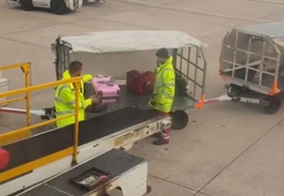 فيديو يثير الغضب: هكذا ترمى حقائب المسافرين في المطارات صورة رقم 1