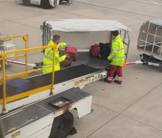 فيديو يثير الغضب: هكذا ترمى حقائب المسافرين في المطارات صورة رقم 4