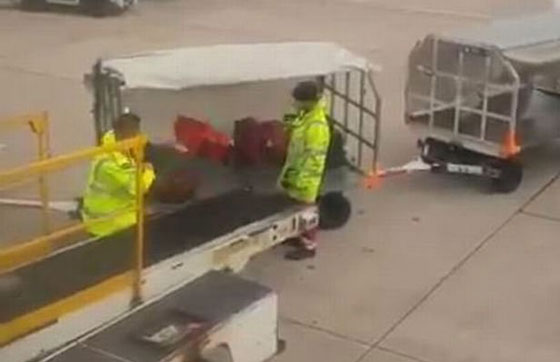 فيديو يثير الغضب: هكذا ترمى حقائب المسافرين في المطارات صورة رقم 5