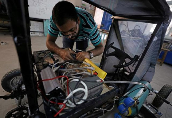 بالفيديو: 9 طلاب مصريين يبتكرون سيارة تعمل بالهواء لتوفير الطاقة والتكلفة صورة رقم 11