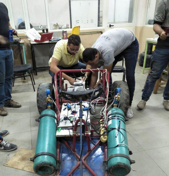 بالفيديو: 9 طلاب مصريين يبتكرون سيارة تعمل بالهواء لتوفير الطاقة والتكلفة صورة رقم 23