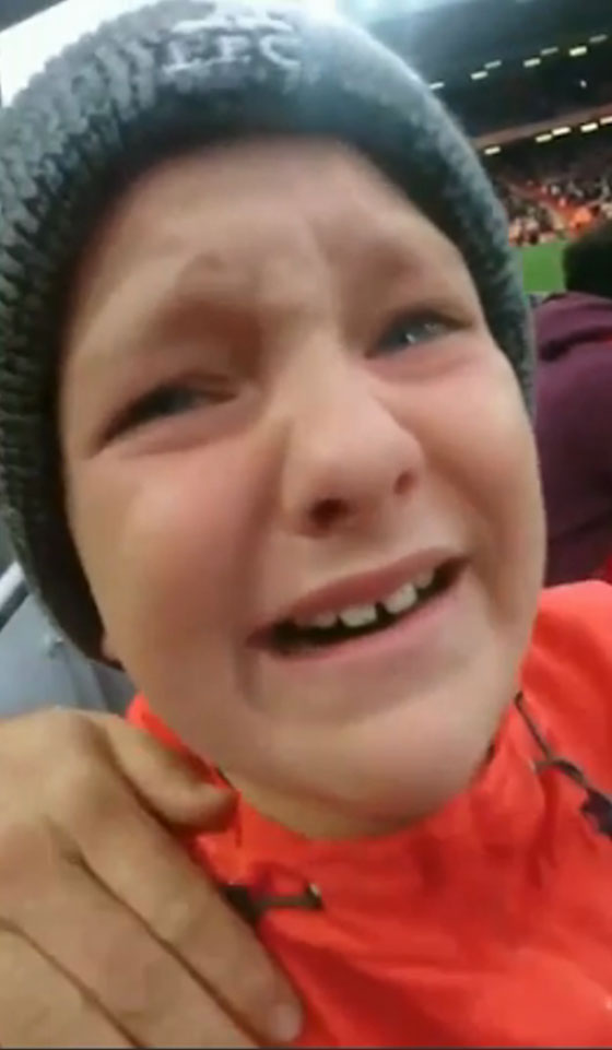 فيديو إنساني مؤثر.. طفل يجهش بالبكاء بعد أن أعطاه محمد صلاح قميصه صورة رقم 5
