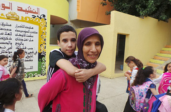 فيديو مؤثر.. أم مغربية تحمل ابنها المعاق يوميا على ظهرها إلى المدرسة! صورة رقم 2