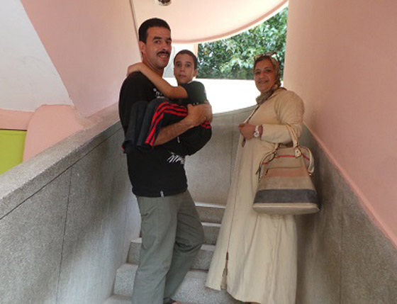فيديو مؤثر.. أم مغربية تحمل ابنها المعاق يوميا على ظهرها إلى المدرسة! صورة رقم 6