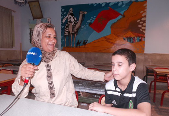 فيديو مؤثر.. أم مغربية تحمل ابنها المعاق يوميا على ظهرها إلى المدرسة! صورة رقم 3